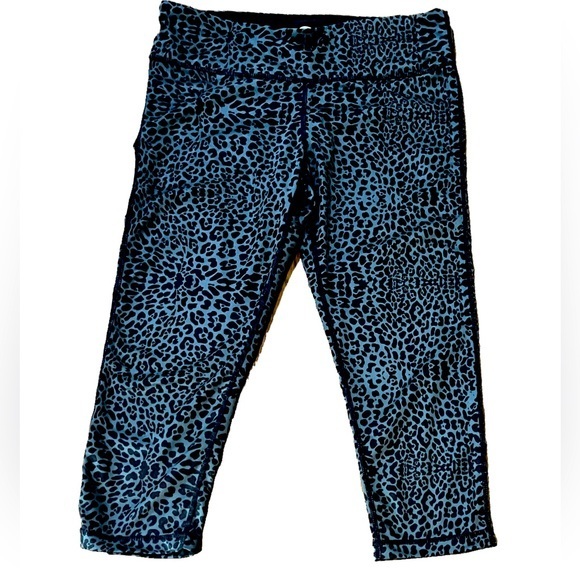 INNER SPIRIT WOMENS ATHLETIC CAPRI LEGGINGS BLACK & GRAY ANIMAL PRINT Medium - Picture 1 of 3